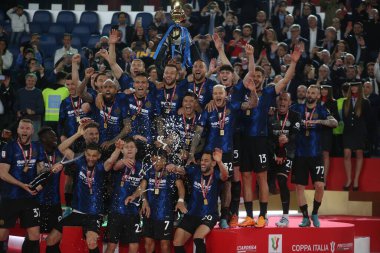ROME, İtalya - 11.05.2022: Inter İtalya Kupası 'nı kazandı ve FC JUVENTUS TURIN' e karşı FC INTERNAZIONALE MILAN 'ın Roma Olimpiyat Stadyumu' nda oynadığı İtalya Kupası Finali 2022 Kupası 'ndan sonra ödüllendirildi.