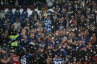 ROME, İtalya - 11.05.2022: Inter İtalya Kupası 'nı kazandı ve FC JUVENTUS TURIN' e karşı FC INTERNAZIONALE MILAN 'ın Roma Olimpiyat Stadyumu' nda oynadığı İtalya Kupası Finali 2022 Kupası 'ndan sonra ödüllendirildi.
