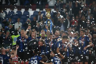 ROME, İtalya - 11.05.2022: Inter İtalya Kupası 'nı kazandı ve FC JUVENTUS TURIN' e karşı FC INTERNAZIONALE MILAN 'ın Roma Olimpiyat Stadyumu' nda oynadığı İtalya Kupası Finali 2022 Kupası 'ndan sonra ödüllendirildi.