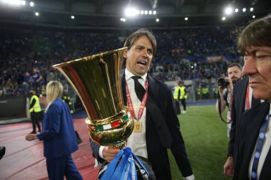 ROME, İtalya - 11.05.2022: SIMON INZAGHI CELEBRATES AİLESİ, FC JUVENTUS TURIN FC INTERNAZIONALE MILAN ile Roma 'daki Olimpiyat Stadyumu' nda oynanan İtalya Kupası 2022 Nolu Futbol Kupası Kupası Kupası Finali