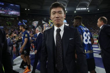 ROME, İtalya - 11.05.2022: Steven Zhang, FC JUVENTUS TURIN 'e karşı FC INTERNAZIONALE MILAN ile Roma Olimpiyat Stadyumu' nda oynanan İtalya Futbol Kupası Finali 2022 kupasının sonunda kupayı kutladı.