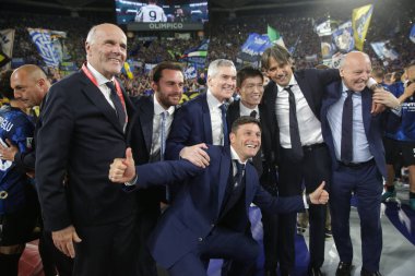 ROME, İtalya - 11.05.2022: Inzaghi, Zhang, Marotta İtalya Futbol Kupası Finali 'nin bitişinde FC JUVENTUS TURIN FC INTERNAZIONALE MILAN ile Roma Olimpiyat Stadyumu' nda oynanan 2022 Nolu Kupası 'nı kutluyor.