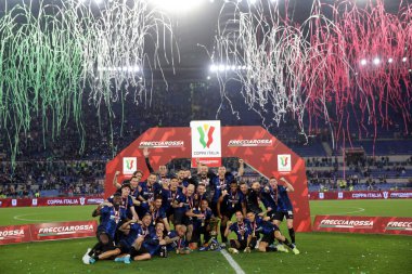 ROME, İtalya - 11.05.2022: Inter kupayı kazandı ve FC JUVENTUS TURIN 'e karşı FC INTERNAZIONALE MILAN Roma Olimpiyat Stadyumu' nda oynanan İtalya Kupası 2022 Nolu Kupa Finali 'nde kupayı kutladı.