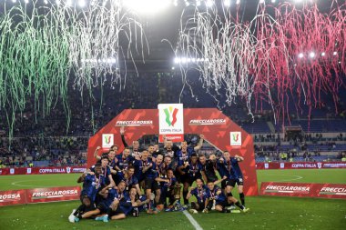 ROME, İtalya - 11.05.2022: Inter kupayı kazandı ve FC JUVENTUS TURIN 'e karşı FC INTERNAZIONALE MILAN Roma Olimpiyat Stadyumu' nda oynanan İtalya Kupası 2022 Nolu Kupa Finali 'nde kupayı kutladı.