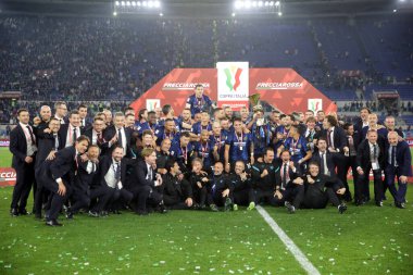 ROME, İtalya - 11.05.2022: Inter kupayı kazandı ve FC JUVENTUS TURIN 'e karşı FC INTERNAZIONALE MILAN Roma Olimpiyat Stadyumu' nda oynanan İtalya Kupası 2022 Nolu Kupa Finali 'nde kupayı kutladı.