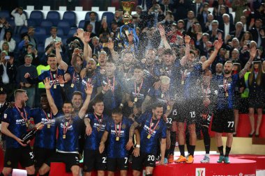ROME, İtalya - 11.05.2022: Roma Olimpiyat Stadyumu 'ndaki FC JUVENTUS TURIN FC INTERNAZIONALE MILAN arasındaki İtalya Kupası' nın 4-2 'lik galibiyetinden sonra İtalya Kupası ile yapılan ödül töreni