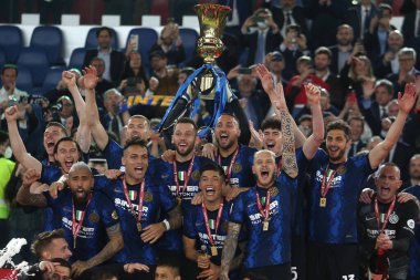 ROME, İtalya - 11.05.2022: Roma Olimpiyat Stadyumu 'ndaki FC JUVENTUS TURIN FC INTERNAZIONALE MILAN arasındaki İtalya Kupası' nın 4-2 'lik galibiyetinden sonra İtalya Kupası ile yapılan ödül töreni