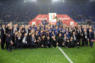 ROME, İtalya - 11.05.2022: Inter kupayı kazandı ve FC JUVENTUS TURIN 'e karşı FC INTERNAZIONALE MILAN Roma Olimpiyat Stadyumu' nda oynanan İtalya Kupası 2022 Nolu Kupa Finali 'nde kupayı kutladı.