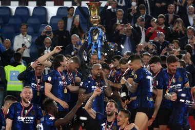 ROME, İtalya - 11.05.2022: Roma Olimpiyat Stadyumu 'ndaki FC JUVENTUS TURIN FC INTERNAZIONALE MILAN arasındaki İtalya Kupası' nın 4-2 'lik galibiyetinden sonra İtalya Kupası ile yapılan ödül töreni