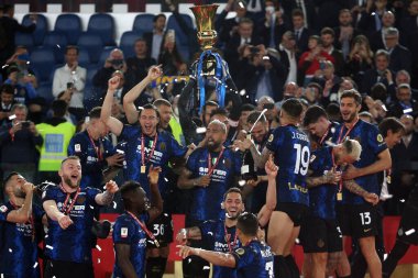 ROME, İtalya - 11.05.2022: Roma Olimpiyat Stadyumu 'ndaki FC JUVENTUS TURIN FC INTERNAZIONALE MILAN arasındaki İtalya Kupası' nın 4-2 'lik galibiyetinden sonra İtalya Kupası ile yapılan ödül töreni