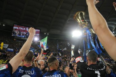 ROME, İtalya - 11.05.2022: Roma Olimpiyat Stadyumu 'ndaki FC JUVENTUS TURIN FC INTERNAZIONALE MILAN arasındaki İtalya Kupası' nın 4-2 'lik galibiyetinden sonra İtalya Kupası ile yapılan ödül töreni