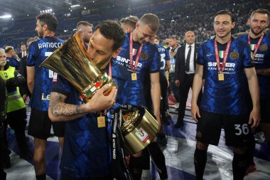 ROME, İtalya - 11.05.2022: CALHANOGLU (INTER) FC JUVENTUS TURIN FC INTERNAZIONALE MILAN ile Roma 'daki Olimpiyat Stadyumu' nda oynanan İtalya Kupası 2022 Nolu Kupa Finali 'nin ardından kupayla kutlanır.