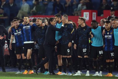 ROME, İtalya - 11.05.2022: SIMON INZAGHI (Koçluk INZAGHI) sonunda oyuncuları selamlar