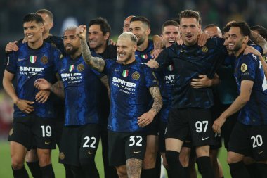 ROME, İtalya - 11.05.2022: INTER PLAYERS, İtalya Futbol Kupası Finali 'nin finalinde FC JUVENTUS TURIN' e karşı FC INTERNAZIONALE MILAN 'ın zaferini kutladı.