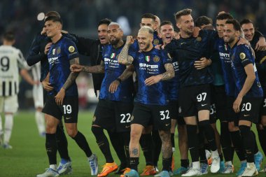 ROME, İtalya - 11.05.2022: INTER PLAYERS, İtalya Futbol Kupası Finali 'nin finalinde FC JUVENTUS TURIN' e karşı FC INTERNAZIONALE MILAN 'ın zaferini kutladı.