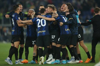 ROME, İtalya - 11.05.2022: INTER PLAYERS, İtalya Futbol Kupası Finali 'nin finalinde FC JUVENTUS TURIN' e karşı FC INTERNAZIONALE MILAN 'ın zaferini kutladı.
