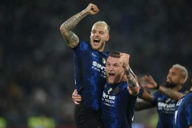 ROME, İtalya - 11.05.2022: SKRINIAR (INTER), DI MARCO, FC JUVENTUS TURIN FC INTERNAZIONALE MILAN ile Roma Olimpiyat Stadyumu 'nda oynanan İtalya Kupası final 2022 Kupası' nın zaferini kutladı.