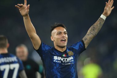ROME, İtalya - 11.05.2022: LAUTARO MARTINEZ, İtalya Futbol Kupası Finali 'nin finalinde FC JUVENTUS TURIN' e karşı FC INTERNAZIONALE MILAN arasındaki zaferi kutladı.