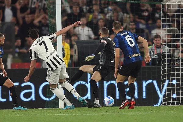 ROME, İtalya - 11.05.2022: FC JUVENTUS TURIN 'e karşı FC INTERNAZIONALE MILAN' ın Roma 'daki Olimpiyat Stadyumu' nda oynanan İtalya Kupası Finali 2022 Kupası 'nda eylem halindedir.