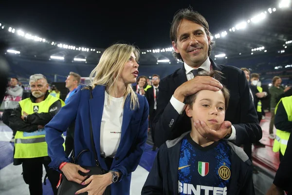 ROME, İtalya - 11.05.2022: SIMON INZAGHI CELEBRATES AİLESİ, FC JUVENTUS TURIN FC INTERNAZIONALE MILAN ile Roma 'daki Olimpiyat Stadyumu' nda oynanan İtalya Kupası 2022 Nolu Futbol Kupası Kupası Kupası Finali