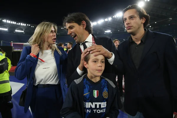 ROME, İtalya - 11.05.2022: SIMON INZAGHI CELEBRATES AİLESİ, FC JUVENTUS TURIN FC INTERNAZIONALE MILAN ile Roma 'daki Olimpiyat Stadyumu' nda oynanan İtalya Kupası 2022 Nolu Futbol Kupası Kupası Kupası Finali