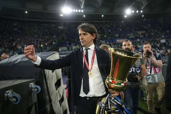 ローマ イタリア 2002年5月5日 Simone Inzaghi 家族とのサッカー試合で勝利を祝うイタリアカップ決勝2022 Fcユベントス トゥーリン対Fcインターナショナルのトロフィーローマのオリンピックスタジアムでミラノ — ストック写真