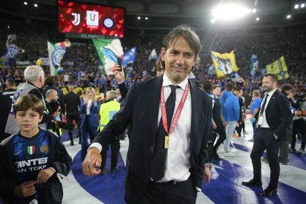 ROME, İtalya - 11.05.2022: SIMON INZAGHI CELEBRATES AİLESİ, FC JUVENTUS TURIN FC INTERNAZIONALE MILAN ile Roma 'daki Olimpiyat Stadyumu' nda oynanan İtalya Kupası 2022 Nolu Futbol Kupası Kupası Kupası Finali