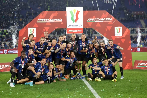 Rome ตาล 2022 Inter ชนะถ วยและฉลองในตอนท ายของการแข ตบอลอ ตาล วยส — ภาพถ่ายสต็อก