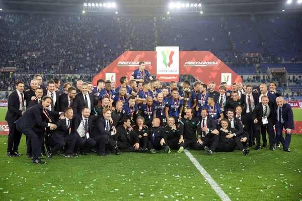 ROME, İtalya - 11.05.2022: Inter kupayı kazandı ve FC JUVENTUS TURIN 'e karşı FC INTERNAZIONALE MILAN Roma Olimpiyat Stadyumu' nda oynanan İtalya Kupası 2022 Nolu Kupa Finali 'nde kupayı kutladı.