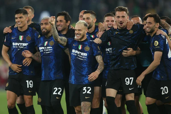 โรม ตาล 2022 Inter Players ฉลองช ยชนะในตอนท ายของการแข ตบอล ตาล — ภาพถ่ายสต็อก