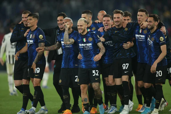 โรม ตาล 2022 Inter Players ฉลองช ยชนะในตอนท ายของการแข ตบอล ตาล — ภาพถ่ายสต็อก