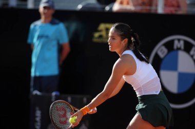 ROME, ITALY - 10.05.2022: E.RADUCANU (GBR), 10 Mayıs 2022 tarihinde İtalya 'nın Foro Italico şehrinde oynanan Internazionali BNL D' Italia 'da oynanan tek kadın tur karşılaşmasında B.ANDREESCU (CANADA) ile oynamıştır..