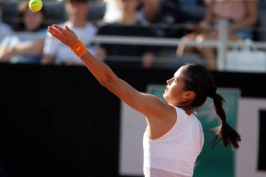 ROME, ITALY - 10.05.2022: E.RADUCANU (GBR), 10 Mayıs 2022 tarihinde İtalya 'nın Foro Italico şehrinde oynanan Internazionali BNL D' Italia 'da oynanan tek kadın tur karşılaşmasında B.ANDREESCU (CANADA) ile oynamıştır..
