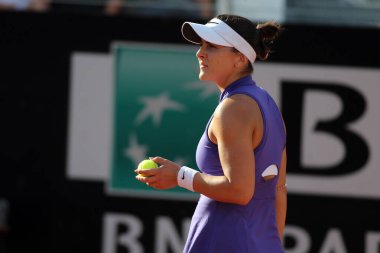 ROME, ITALY - 10.05.2022: E.RADUCANU (GBR), 10 Mayıs 2022 tarihinde İtalya 'nın Foro Italico şehrinde oynanan Internazionali BNL D' Italia 'da oynanan tek kadın tur karşılaşmasında B.ANDREESCU (CANADA) ile oynamıştır..