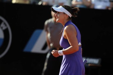 ROME, ITALY - 10.05.2022: E.RADUCANU (GBR), 10 Mayıs 2022 tarihinde İtalya 'nın Foro Italico şehrinde oynanan Internazionali BNL D' Italia 'da oynanan tek kadın tur karşılaşmasında B.ANDREESCU (CANADA) ile oynamıştır..