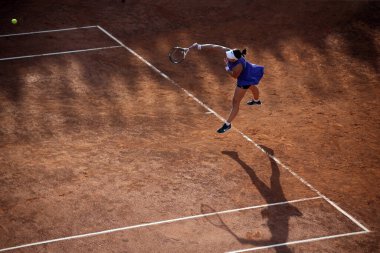 ROME, ITALY - 10.05.2022: E.RADUCANU (GBR), 10 Mayıs 2022 tarihinde İtalya 'nın Foro Italico şehrinde oynanan Internazionali BNL D' Italia 'da oynanan tek kadın tur karşılaşmasında B.ANDREESCU (CANADA) ile oynamıştır..