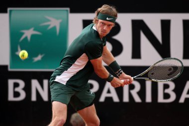 ROME, ITALY - 10.05.2022: ANDREY RUBLEV (RUSSAN), 10 Mayıs 2022 tarihinde İtalya 'nın Foro Italico şehrinde oynanan Internazionali BNL D' Italia 'daki tek kişilik tur karşılaşmasında F.KRAJINOVIC (SERBIA) ile oynamıştır..