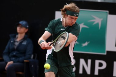 ROME, ITALY - 10.05.2022: ANDREY RUBLEV (RUSSAN), 10 Mayıs 2022 tarihinde İtalya 'nın Foro Italico şehrinde oynanan Internazionali BNL D' Italia 'daki tek kişilik tur karşılaşmasında F.KRAJINOVIC (SERBIA) ile oynamıştır..