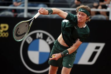 ROME, ITALY - 10.05.2022: ANDREY RUBLEV (RUSSAN), 10 Mayıs 2022 tarihinde İtalya 'nın Foro Italico şehrinde oynanan Internazionali BNL D' Italia 'daki tek kişilik tur karşılaşmasında F.KRAJINOVIC (SERBIA) ile oynamıştır..