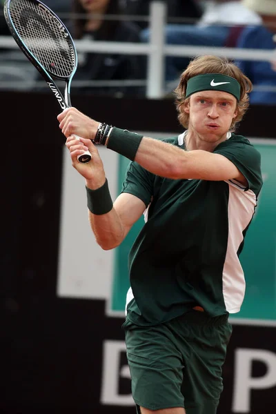 ROME, ITALY - 10.05.2022: ANDREY RUBLEV (RUSSAN), 10 Mayıs 2022 tarihinde İtalya 'nın Foro Italico şehrinde oynanan Internazionali BNL D' Italia 'daki tek kişilik tur karşılaşmasında F.KRAJINOVIC (SERBIA) ile oynamıştır..