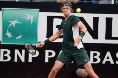 ROME, ITALY - 10.05.2022: ANDREY RUBLEV (RUSSAN), 10 Mayıs 2022 tarihinde İtalya 'nın Foro Italico şehrinde oynanan Internazionali BNL D' Italia 'daki tek kişilik tur karşılaşmasında F.KRAJINOVIC (SERBIA) ile oynamıştır..