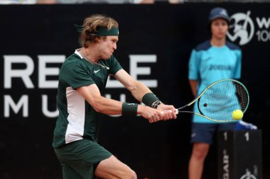 ROME, ITALY - 10.05.2022: ANDREY RUBLEV (RUSSAN), 10 Mayıs 2022 tarihinde İtalya 'nın Foro Italico şehrinde oynanan Internazionali BNL D' Italia 'daki tek kişilik tur karşılaşmasında F.KRAJINOVIC (SERBIA) ile oynamıştır..