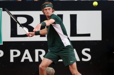 ROME, ITALY - 10.05.2022: ANDREY RUBLEV (RUSSAN), 10 Mayıs 2022 tarihinde İtalya 'nın Foro Italico şehrinde oynanan Internazionali BNL D' Italia 'daki tek kişilik tur karşılaşmasında F.KRAJINOVIC (SERBIA) ile oynamıştır..