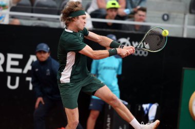 ROME, ITALY - 10.05.2022: ANDREY RUBLEV (RUSSAN), 10 Mayıs 2022 tarihinde İtalya 'nın Foro Italico şehrinde oynanan Internazionali BNL D' Italia 'daki tek kişilik tur karşılaşmasında F.KRAJINOVIC (SERBIA) ile oynamıştır..