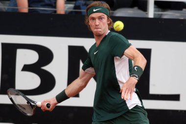 ROME, ITALY - 10.05.2022: ANDREY RUBLEV (RUSSAN), 10 Mayıs 2022 tarihinde İtalya 'nın Foro Italico şehrinde oynanan Internazionali BNL D' Italia 'daki tek kişilik tur karşılaşmasında F.KRAJINOVIC (SERBIA) ile oynamıştır..