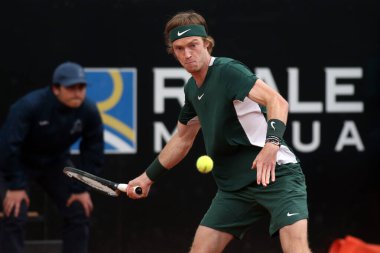 ROME, ITALY - 10.05.2022: ANDREY RUBLEV (RUSSAN), 10 Mayıs 2022 tarihinde İtalya 'nın Foro Italico şehrinde oynanan Internazionali BNL D' Italia 'daki tek kişilik tur karşılaşmasında F.KRAJINOVIC (SERBIA) ile oynamıştır..