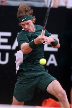 ROME, ITALY - 10.05.2022: ANDREY RUBLEV (RUSSAN), 10 Mayıs 2022 tarihinde İtalya 'nın Foro Italico şehrinde oynanan Internazionali BNL D' Italia 'daki tek kişilik tur karşılaşmasında F.KRAJINOVIC (SERBIA) ile oynamıştır..