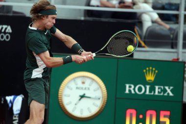 ROME, ITALY - 10.05.2022: ANDREY RUBLEV (RUSSAN), 10 Mayıs 2022 tarihinde İtalya 'nın Foro Italico şehrinde oynanan Internazionali BNL D' Italia 'daki tek kişilik tur karşılaşmasında F.KRAJINOVIC (SERBIA) ile oynamıştır..