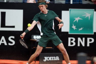 ROME, ITALY - 10.05.2022: ANDREY RUBLEV (RUSSAN), 10 Mayıs 2022 tarihinde İtalya 'nın Foro Italico şehrinde oynanan Internazionali BNL D' Italia 'daki tek kişilik tur karşılaşmasında F.KRAJINOVIC (SERBIA) ile oynamıştır..