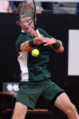 ROME, ITALY - 10.05.2022: ANDREY RUBLEV (RUSSAN), 10 Mayıs 2022 tarihinde İtalya 'nın Foro Italico şehrinde oynanan Internazionali BNL D' Italia 'daki tek kişilik tur karşılaşmasında F.KRAJINOVIC (SERBIA) ile oynamıştır..